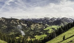 Vue sur la vallée près de la montagne Zinken, Oberjoch, Bavière, Allemagne — Photo de stock