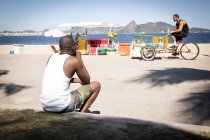Mann beobachtet Wasserverkäufer auf Fahrrad — Stockfoto