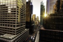 Erhöhter Blick auf gläserne Wolkenkratzer, New York, USA — Stockfoto