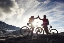 Mountain bikers apertando as mãos, Valais, Suíça — Fotografia de Stock