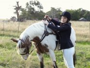 Ritratto di ragazza adolescente che si prepara a montare a cavallo — Foto stock