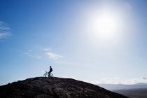 Uomo mountain bike, Pica del Cuchillo, Lanzarote — Foto stock