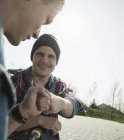 Молодые люди бьют кулаками в городском скейтпарке — стоковое фото