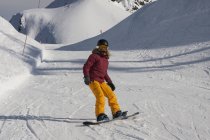 Young woman snowboarding, Girdwood, Anchorage, Alaska — Stock Photo