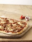 Pizza picante com pimentos vermelhos, alho e queijo — Fotografia de Stock