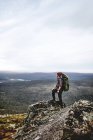 Sporty man overlooking landscape, Laponia, Finlandia - foto de stock