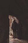 Casal olhando para fora da porta escura, Veneza, Itália — Fotografia de Stock