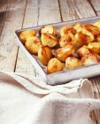 Bratkartoffeln in Blech auf Holz — Stockfoto