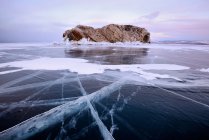 Vista dell'isola di Borga-Dagan e del ghiaccio ghiacciato, lago Baikal, isola Olkhon, Siberia, Russia — Foto stock
