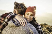Couple in field hugging — Stock Photo