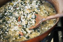 Gros plan sur la préparation du risotto dans une casserole — Photo de stock
