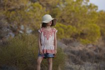 Menina de chapéu de sol em pé na encosta, Almeria, Andaluzia, Espanha — Fotografia de Stock
