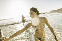 Mulher adulta média usando biquíni brincando com amigos na praia, Cape Town, África do Sul — Fotografia de Stock