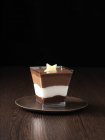 Шоколадный десерт в стекле — стоковое фото
