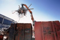 Smistamento e movimentazione dei metalli nel contenitore del deposito rottami — Foto stock