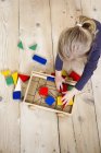 Девушка играет со строительными блоками дома — стоковое фото