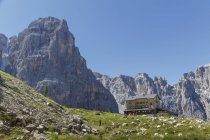 Baixo ângulo vista da cabana de montanha, Dolomites, Trentino Alto Adige, Itália — Fotografia de Stock