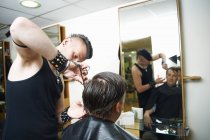 Masculino estudante barbeiro corte masculino cabelo no cabeleireiro faculdade — Fotografia de Stock