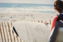 Серфер з дошки для серфінгу на пляжі, місті Lacanau, Франція — стокове фото