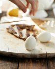 Крупним планом яйця на обробній дошці — стокове фото