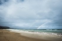 Vista costiera con doppio arcobaleno, Victoria, Australia — Foto stock