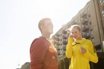 Runners standing by building block, Wapping, London — Stock Photo