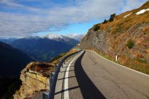 Railing along curved mountain road — Stock Photo