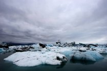Vista maestosa con iceberg in fusione nella laguna di Jokulsarlon, Islanda — Foto stock