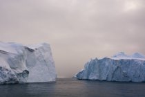 Icebergs at Ilulissat icefjord, Disko Bay, Гренландия — стоковое фото