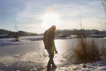 Mensch genießt die Natur im Winter — Stockfoto