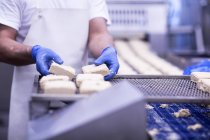 Immagine ritagliata dell'uomo che lavora nella fabbrica di produzione alimentare di tofu — Foto stock