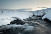 Vista de las aguas termales glaciares - foto de stock