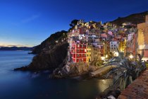 Ciudad costera de Riomaggiore por la noche, Italia - foto de stock