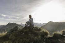 Retrato de uma mulher adulta média mochileiro fazendo uma pausa, Achensee, Tirol, Áustria — Fotografia de Stock