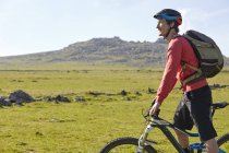 Side view of cyclist cycling on hillside — Stock Photo