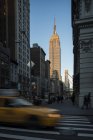 Straßenansicht von New York mit Empire State Building im Blick — Stockfoto
