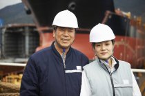 Porträt von Arbeitern in der Werft, Goseong-gun, Südkorea — Stockfoto