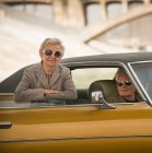 Ritratto di coppia anziana cool con automobile classica — Foto stock
