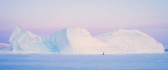 Льодовик з видом на засніжений пейзаж — стокове фото