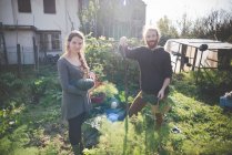 Young couple gardening, portrait — Stock Photo