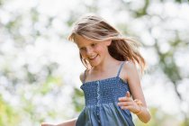 Портрет девочки, бегущей в саду — стоковое фото