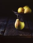 Peras frescas maduras en la mesa - foto de stock