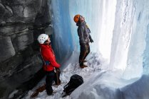 Пара в печерний лід сходження, Саас, Швейцарія — стокове фото