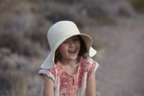 Menina de chapéu de sol rindo, Almeria, Andaluzia, Espanha — Fotografia de Stock