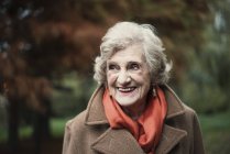 Портрет улыбающейся пожилой женщины на улице — стоковое фото