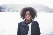 Portrait einer jungen Frau vor dem Comer See, Como, Italien — Stockfoto