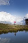 Uomo che corre lungo il lago, Kleine Scheidegg, Grindelwald, Svizzera — Foto stock