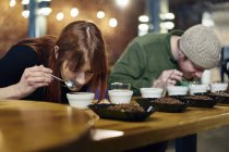 Mann und Frau testen Kaffee auf Geschmack — Stockfoto