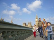 Familia feliz viajando juntos, Londres, Reino Unido - foto de stock