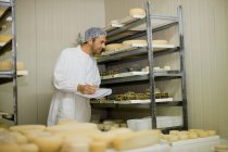 Lavoratore in una latteria di formaggio — Foto stock